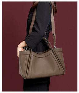 กระเป๋าสะพายไหล่หนังแท้กันน้ำสำหรับผู้หญิง ดีไซน์หรูหรา สีน้ำตาลอมเทา หูหิ้วคู่ จุของได้เยอะ มีช่องใส่ของหลายช่อง - Product Image 5