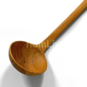 Cuchara para Sopa Hecha a Mano con Madera de Teca Natural OEM, Mango Largo, Antiadherente, Utensilios de Cocina Ecológicos, Aptos para Alimentos, Certificados Halal - Product Image 3