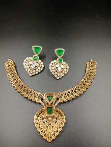 Ensemble collier et boucles d'oreilles plaqué or pour femme avec pierre doublette verte, design floral classique, bijoux de mariage - Product Image 5
