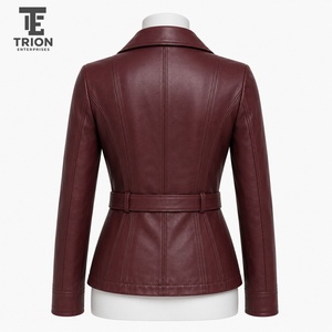Chaqueta de cuero para mujer hecha con materiales finos que ofrecen comodidad duradera, estilo atemporal y un diseño versátil para cada temporada. - Product Image 5