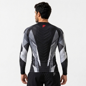 Rashguard premium conçu avec des matériaux extensibles, offrant un ajustement confortable et une performance respirante pour les sports quotidiens. - Product Image 2