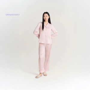 Conjuntos de ropa de estar para mujer personalizados - OEM Clásico / Pijamas / Ropa de descanso con etiqueta entallada / Cuello vuelto de satén regular - Product Image 1