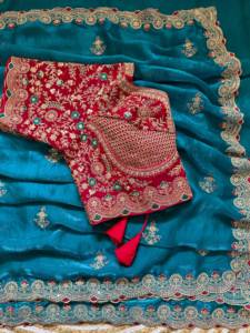 เสื้อเบลาส์ลายตัดกันแบบหนาแน่น แรงบันดาลใจจาก Sabyasachi ผ้าไหม Space Silk พร้อมงานปักดิ้นเลื่อมหลากหลายสี  ตกแต่งขอบด้วยดีไซน์เนอร์ดรอป - Product Image 1