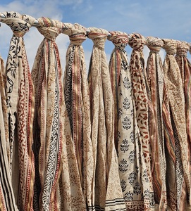 En gros, Foulard, Sarong, Paréo, Châle de plage en coton et soie, fait main, à motif floral imprimé au bloc Bagru, avec bordure en soie - Product Image 5