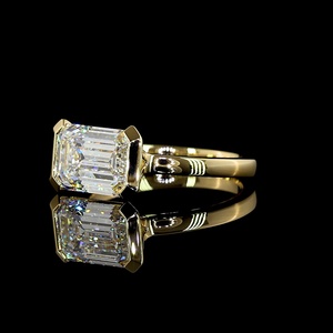Bague de fiançailles en or jaune massif 14 carats avec diamant de laboratoire certifié IGI taille émeraude 3 carats serti clos, bijoux fins - Product Image 3