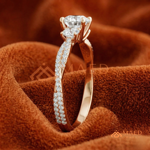 แหวนแต่งงานเพชรทรงกลมสามเม็ดทองคำโรสโกลด์ 14K คลาสสิก พร้อมแถบประดับประกายระยิบระยับสำหรับผู้หญิง - Product Image 3