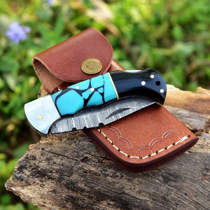 Couteau de poche pliant à verrouillage arrière en acier Damas fait main, incrustation de pierre turquoise, manche en corne noire, étui en cuir, fournisseur d'usine - Product Image 4