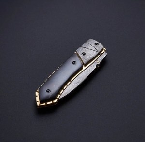 Navaja de bolsillo plegable de acero de Damasco forjada a mano, con bloqueo interno OEM, patrón único personalizado, mango de cuerno negro, grado industrial - Product Image 2