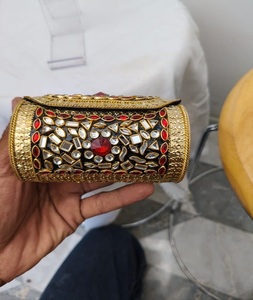 Bolso de mano de lujo hecho a mano con adornos de metal chapado en oro Kundan, personalizado, para bodas, eventos y fiestas. - Product Image 2