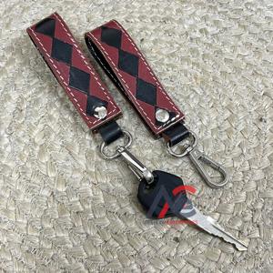 Porte-clés en cuir de vache véritable à la mode, motif à carreaux marron et noir, fait main, pour cadeaux unisexes - Product Image 1