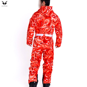 ชุดสกีโพลีเอสเตอร์กันลมแบบชิ้นเดียว พิมพ์ลายกราฟิกสีแดงสด ทนทานต่อสภาพอากาศ กันน้ำ บริการ OEM ODM จากซัพพลายเออร์คุณภาพดีรุ่นใหม่ล่าสุด - Product Image 2
