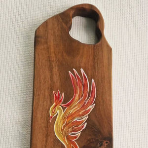 Planche à découper en noyer avec motif Phénix, artisanale, en bois massif, décorative, pour la cuisine, le service, les cadeaux, les restaurants et les marchés - Product Image 1