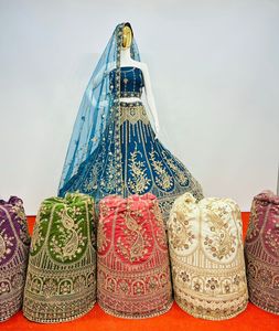 Filet de mariée de créateur Lehenga Choli avec travail complet lourd, chemisier et pierre Jarkan Dupatta | 10 motifs tendance, 6 nuances - Product Image 1