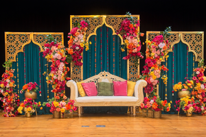 Paneles de Mandap para Boda con Corte Láser Estilo Mughal Real, Fondo Blanco de Lujo con Corte Láser, Decoración para Escenario de Boda con Conjunto de Sofás de Diseño, Reino Unido - Product Image 6