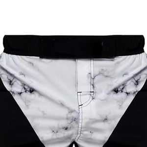 Pantalones Cortos Deportivos MMA para Hombre con Estampado de Mármol Blanco y Negro, Ajuste Atlético, Ropa Deportiva que Absorbe la Humedad - Product Image 4