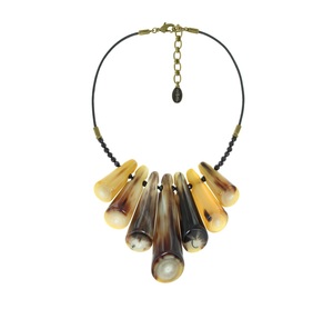 Collar de cuerno de moda étnica con detalles artesanales tradicionales, ideal para joyería cultural y exhibiciones de moda artística. - Product Image 1