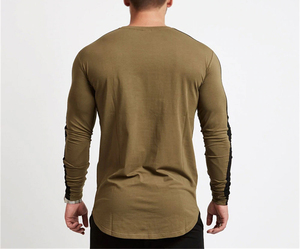 T-shirt sport pour homme à manches longues, col rond, séchage rapide, coupe ajustée, noir avec empiècements gris, en polyester tricoté - Product Image 4