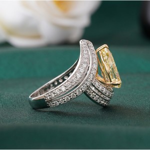 Bague fantaisie en or blanc 14 carats avec diamant de laboratoire jaune taille poire, sertie à griffes, clarté VVS1, bijou coloré de prestige - Product Image 3