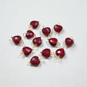 Charme en pierre précieuse grenat facetté en forme de cœur |   Pendentif en argent 925 avec pierre de naissance rouge profond - Product Image 1