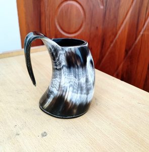 Jarra de Cerveza de Piedra de la Mejor Calidad, Diseño Vintage con Patrón Sólido, Ecológica, con Asa y Tapa Deslizante, Reutilizable, Ideal para Regalo o Fiestas - Product Image 1
