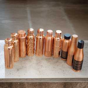 Bouteilles en cuivre pur à 100 %, 10 modèles de bouteilles en cuivre, bouteille en cuivre faite à la main, bouteille en cuivre ayurvédique, cuivre naturel - Product Image 2