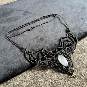 Collar de Macramé Hecho a Mano con Colgante Intrincado Negro, Piedra Lunar Natural, Estilo Boho Tribal, Cristal Curativo, Cordón Ajustable - Product Image 3
