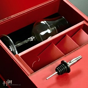 Boîte cadeau pour vin personnalisable en forme de livre avec design multi-couches, impression de logo UV, matériau en carton gris - Product Image 5