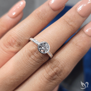 Bague de fiançailles classique 1,00 ct, diamant de laboratoire certifié IGI, taille ronde, sertissage moderne en clos avec bande de diamants en or blanc - Product Image 5