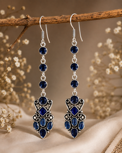 Boucles d'oreilles pendantes longues en laiton et zircon bleu roi tendance, MOQ disponible |   Bijoux fantaisie de style bohème en argent plaqué antique pour femmes - Product Image 4