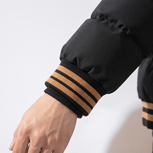 Blouson matelassé noir pour homme avec capuche, veste d'hiver matelassée, blouson bomber rembourré à boutons-pression avec poignets et ourlet côtelés contrastés - Product Image 4