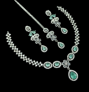 Conjunto de Collar y Aretes de Perlas de Cristal Geométricas de la Colección Fancy Plateada en Plata, Joyería de Boda para Mujer, Estilo Clásico con Pedrería - Product Image 4