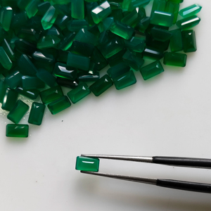 พลอยออนิกซ์สีเขียวธรรมชาติ รูปทรงแปดเหลี่ยมขนาด 5x3 มม. คุณภาพดีที่สุด สำหรับทำเครื่องประดับ จากเรดเมาน์เทน เจมส์ - Product Image 1