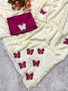 Sari en organza blanc cassé de luxe avec broderie appliquée en forme de papillon |   Sari de soirée à bordure festonnée de créateur avec accessoires assortis - Product Image 2