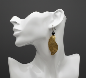 ต่างหูทองเหลืองรูปใบไม้โค้งมน งานแฮนด์เมด ผิวสัมผัสสีทอง ประดับลูกปัดสีดำ ทนทานต่อการเปลี่ยนสี ดีไซน์ทันสมัย เหมาะสำหรับงานปาร์ตี้ของผู้หญิง - Product Image 5