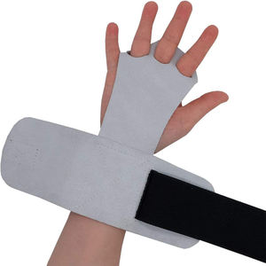 Protège-mains en cuir QST à 3 trous pour la gymnastique et l'haltérophilie, antidérapants, respirants, écologiques, personnalisables - Product Image 4