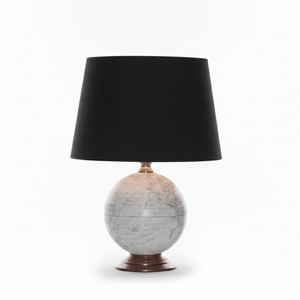 Lampe de table globe vintage avec design de <span class=keywords><strong>carte</strong></span> du <span class=keywords><strong>monde</strong></span> sphérique, base solide et abat-jour en tissu noir pour bureau. - Product Image 3