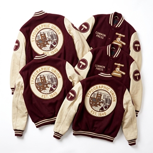 Fournisseur de vêtements : Blouson Bomber Varsity avec manches en cuir, patch en papier marbré brodé, et patch en forme de folio, en laine, couleur ardoise - Product Image 5