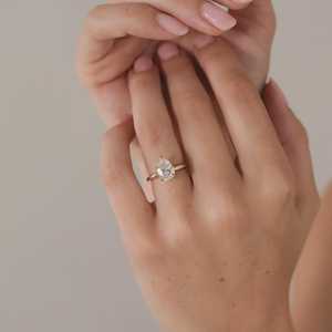 Bague de fiançailles en or massif 14 carats avec diamant taille poire 1,25 carat VS F cultivé en laboratoire, solitaire 5 griffes, alliance minimaliste pour femme - Product Image 4