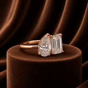 แหวนแต่งงาน Toi Et Moi Pear & Emerald Diamond ประดับเพชรและมรกต ชุบทองคำชมพู แหวนหมั้นผู้หญิง ดีไซน์หรูหรา แหวนขอแต่งงานประดับโมอิสซาไนต์ - Product Image 3