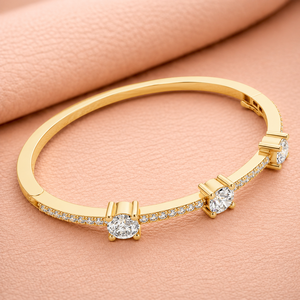 Brazalete Abierto de Lujo con Tres Diamantes para Mujer, Plata de 14K, Claridad VVS1-VVS2, Certificado IGI, Regalo de Joyería para Boda - Product Image 4