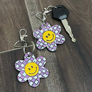 Nouvel Arrivage – Porte-clés en Cuir Véritable Personnalisé avec Motif Fleur, Design Échiquier Premium, pour Voiture et Sac – Vente en Gros Direct Usine - Product Image 4