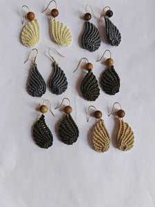 Boucles d'oreilles en macramé faites à la main, style bohème tribal, avec perles en bois, bijoux ethniques, cadeaux artisanaux pour femmes! - Product Image 1
