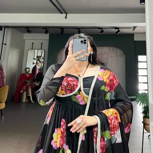 Robe longue en mousseline de soie à imprimé floral VASTRA COTTAGE avec dupatta assorti en mousseline de soie, robe ethnique pour femmes, tenue de soirée - Product Image 2