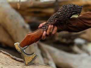 Hacha Vikinga Hecha a Mano Personalizada OEM, Forjada Industrialmente, con un Hermoso Diseño, Mango de Madera Tallado y Funda de Acero al Carbono - Product Image 2