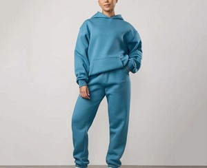 Conjunto deportivo corto al por mayor, tela transpirable, logotipo personalizado, chándal de moda para mujer, estilo universitario - Product Image 2