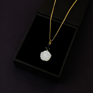 Collier pendentif fleur de rose sculpté en nacre blanche, plaqué or 18 carats, cadeau pour elle - Product Image 4