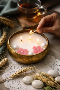 Support de bougie chauffe-plat Urli en métal doré martelé fait main avec couvercle, création artistique universelle à triple mèche pour la décoration intérieure et la table festive - Product Image 5
