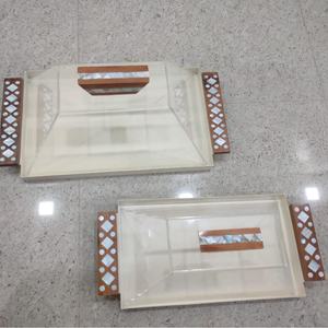 Bandeja de Servicio Decorativa para el Hogar, Estilo Animal, Hecha a Mano en India, con Incrustaciones de Nácar y Mango de Madera de Acacia, Ecológica y de Alta Calidad - Product Image 1