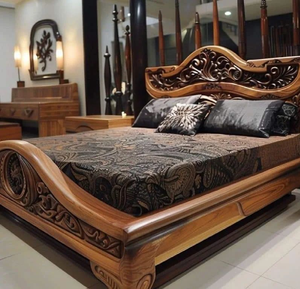 Lit en bois audacieux avec des accents décoratifs en volutes et un cadre épais et poli pour une chambre à coucher majestueuse. Disponible aux prix de gros. - Product Image 1