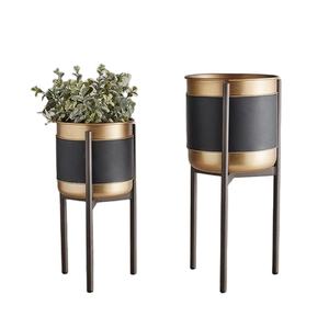 Maceta de hierro grande decorativa de Metal al por mayor Maceta de flores dorada y negra de doble tono más vendida - Product Image 1